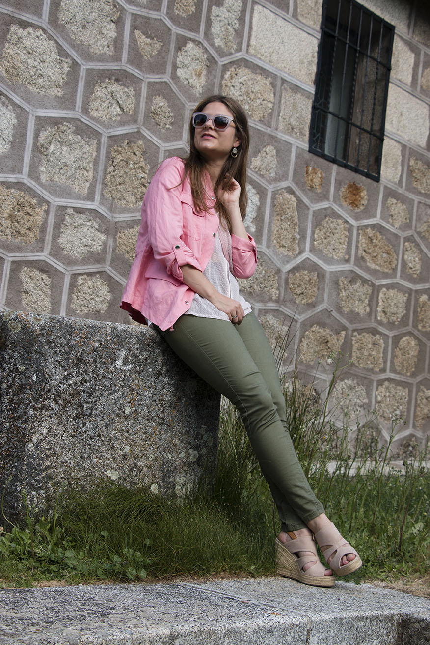 look en rosa y kaki