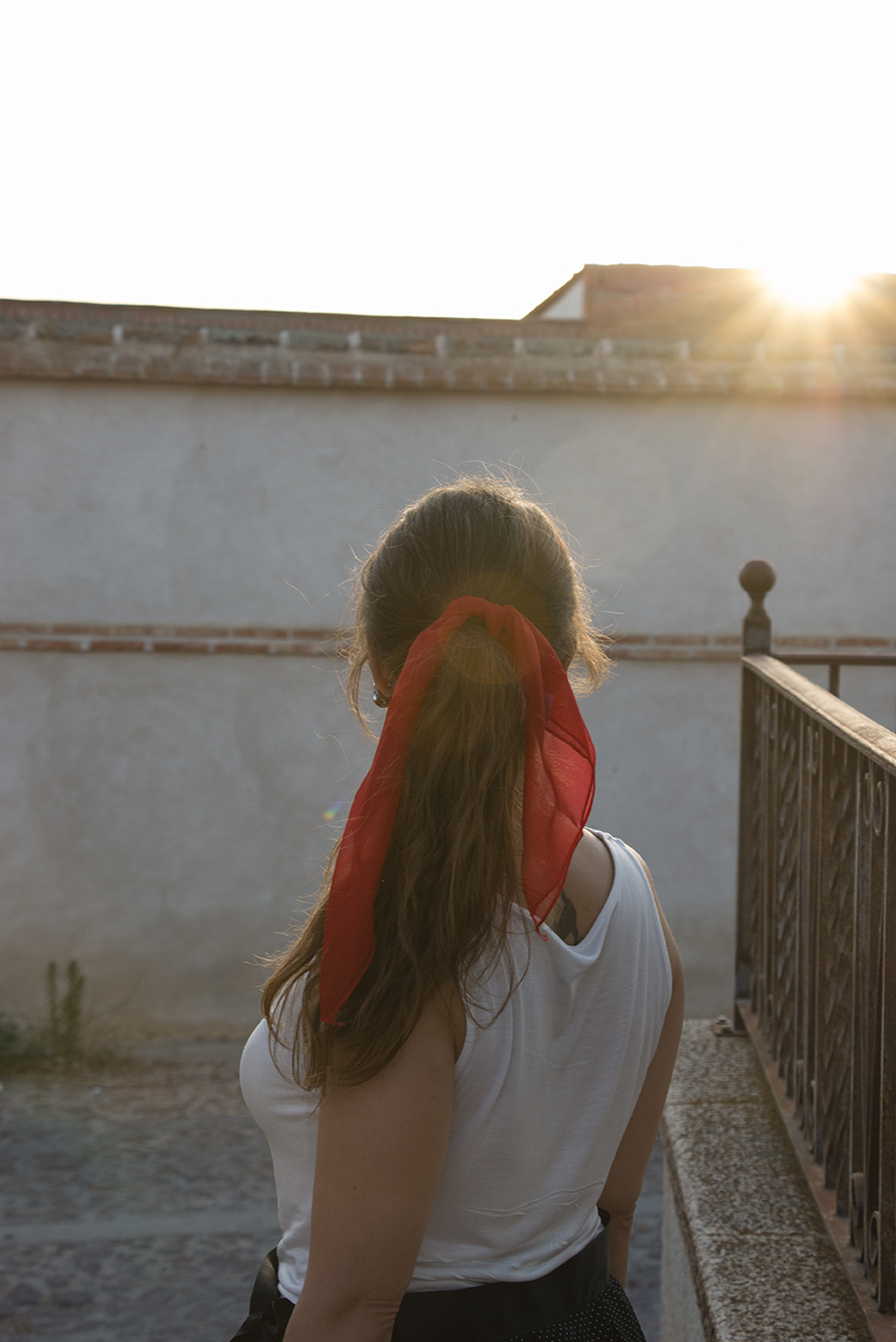 Summer look: red scarf + wicker bag 6