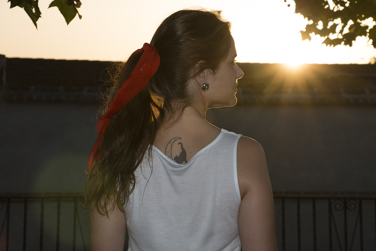 Summer look: red scarf + wicker bag 10