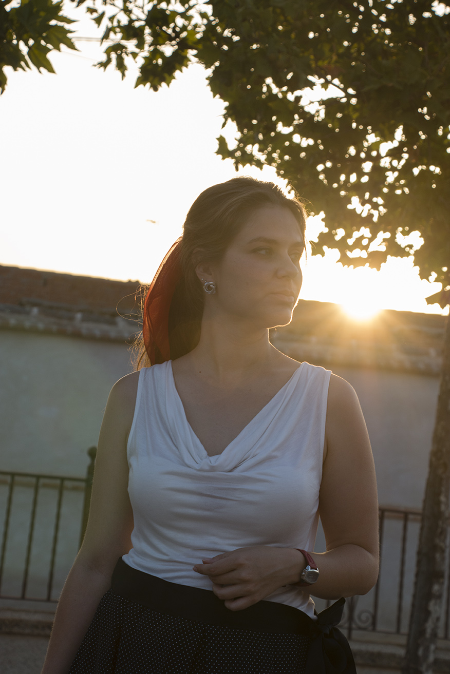 Summer look: red scarf + wicker bag 13