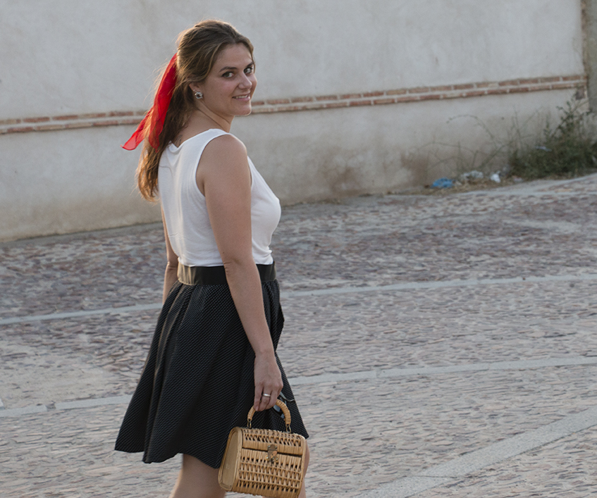 look de verano: falda de puntitos, pañuelo rojo en el pelo /summer look: polka dots skirt, red scarf