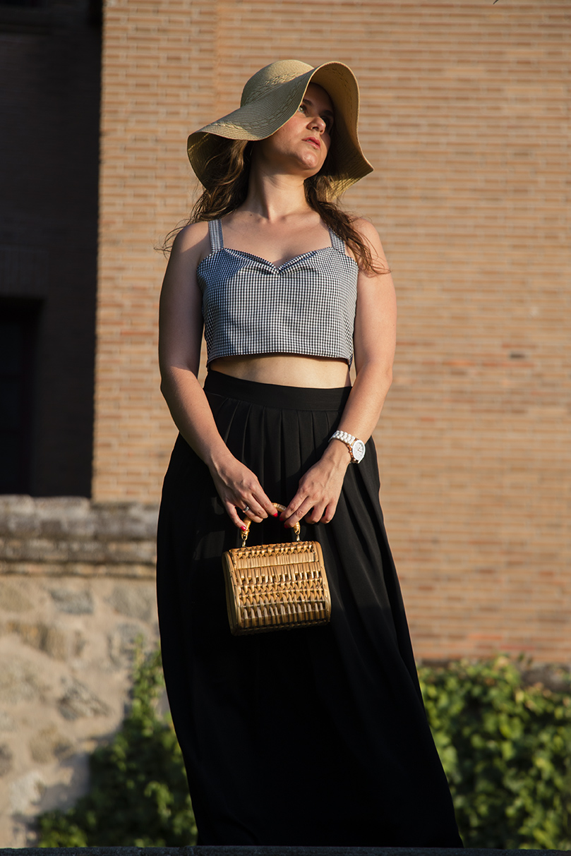 look de verano: falda negra larga, crop top vichy, pamela /summer look: black maxi skirt, crop top vichy, sun hat