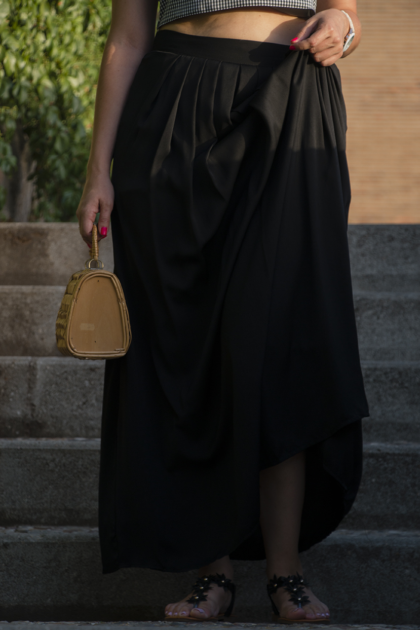 look de verano: falda negra larga, crop top vichy, pamela /summer look: black maxi skirt, crop top vichy, sun hat