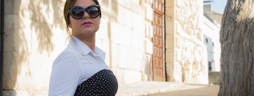 little black dress, vestido negro de puntitos, camisa black, white shirt