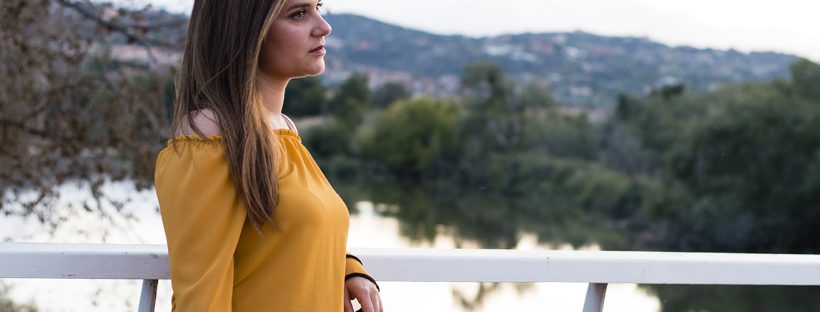 look jeans negro, camisa mostaza, rio tajo al fondo