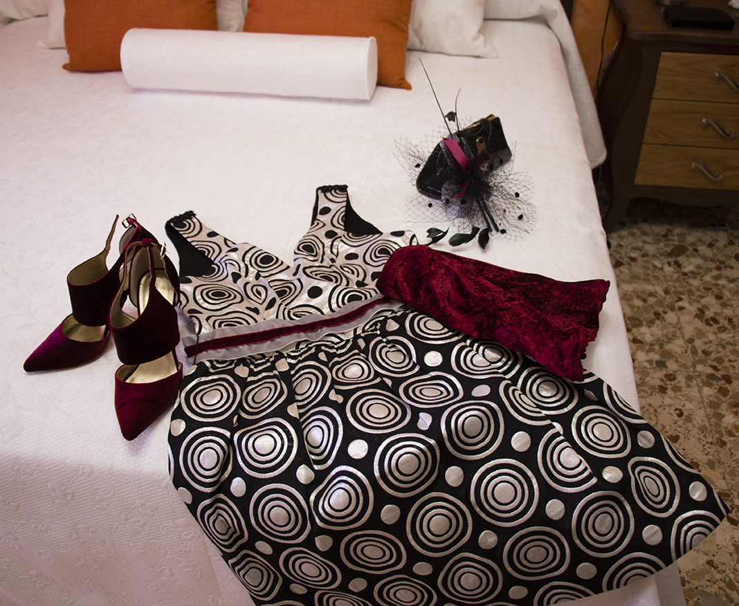 look invitada: vestido plata y negra, zapatos terciopelo burgundy