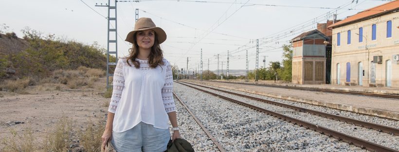 look entretiempo: Look informal: short vaquero, chauqeta militar, camisa blanca con bordados y converse blancas