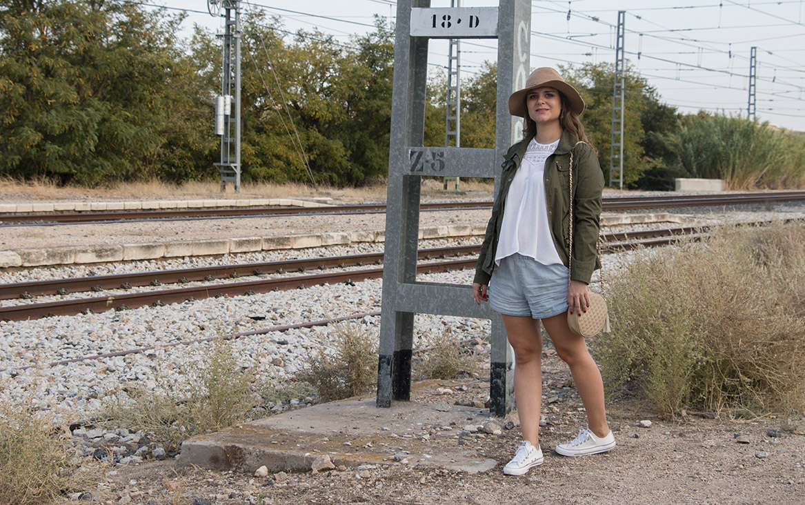 short blusa y converse