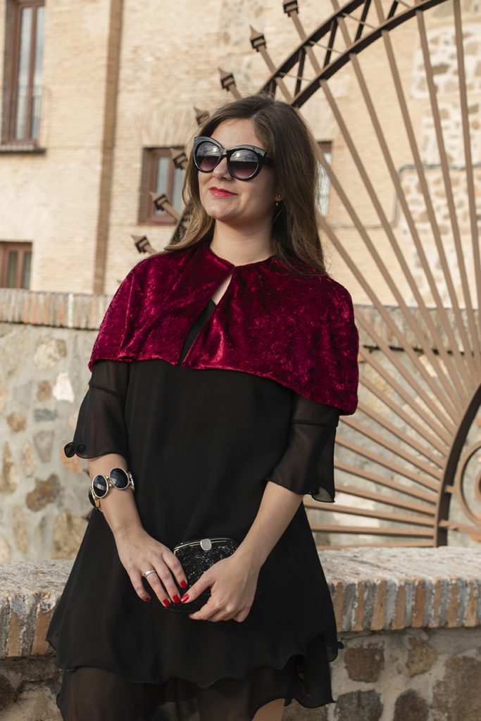 Look navidad-vestido negro-LBD, capita burgundy