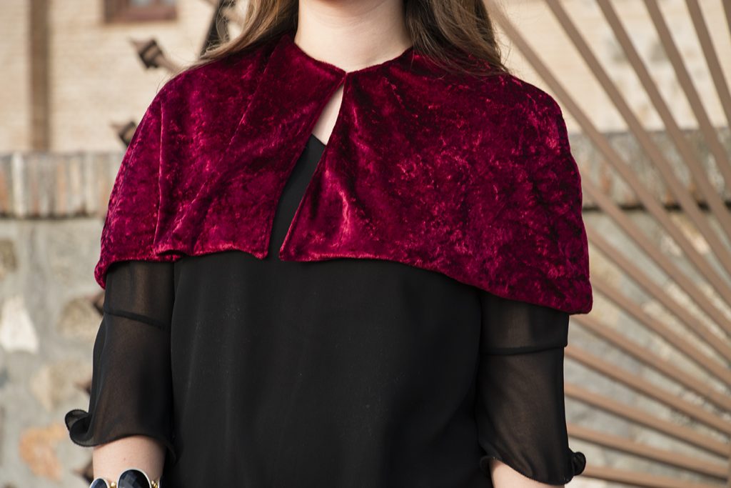 Look navidad-vestido negro-LBD, detalle capita burgundy