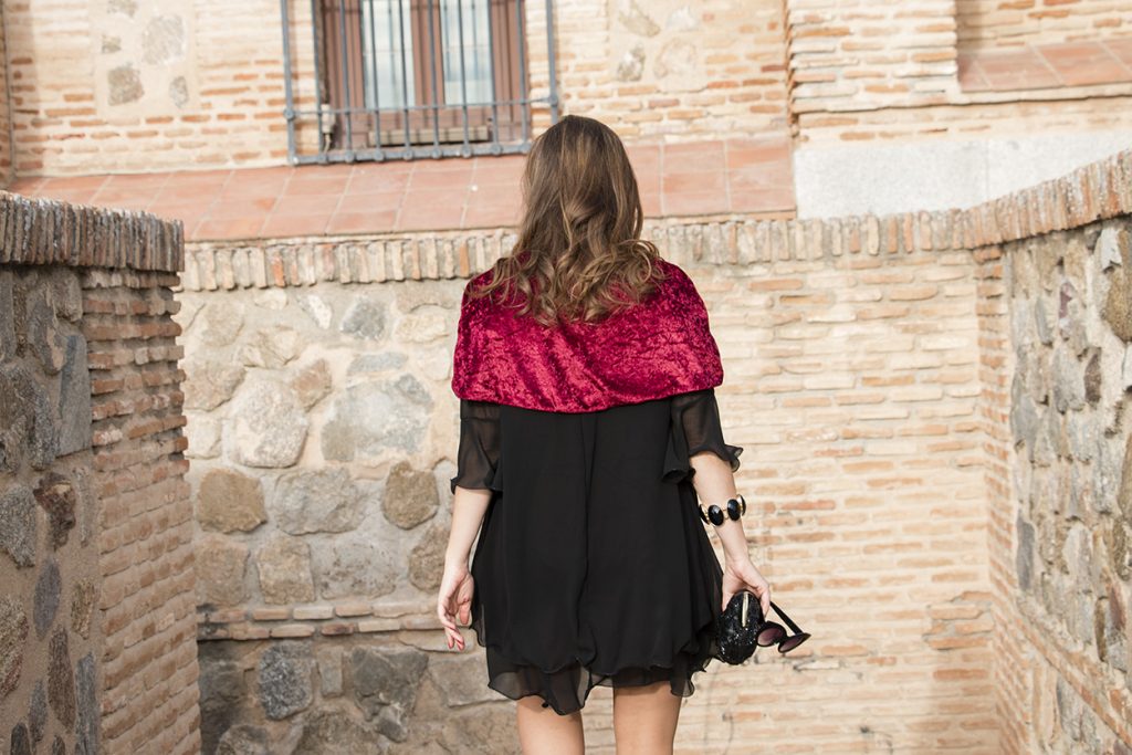 Look navidad-vestido negro-LBD, capita burgundy