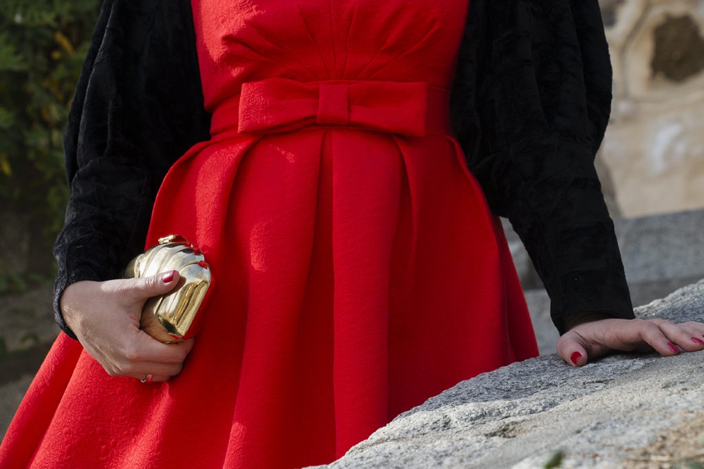 Look navideño, vestido rojo bolso dorado