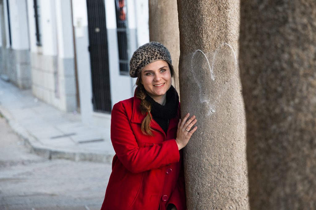 look french girl, abrigo rojo-boina y lbd