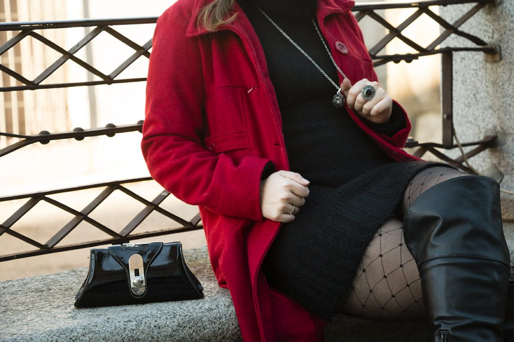 look french girl, abrigo rojo-boina y lbd