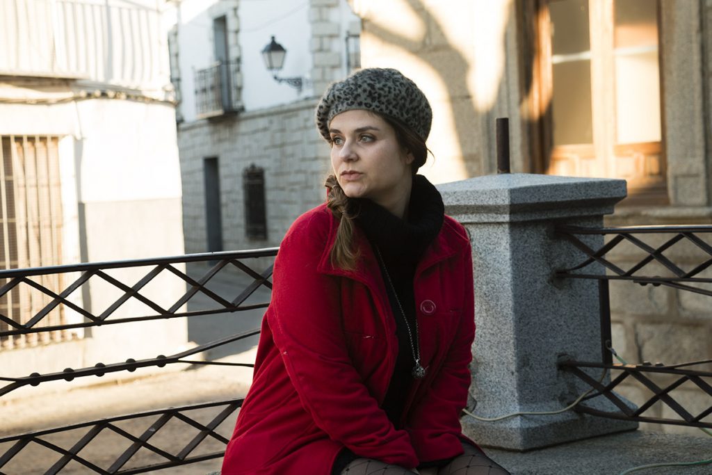 look french girl, abrigo rojo-boina y lbd