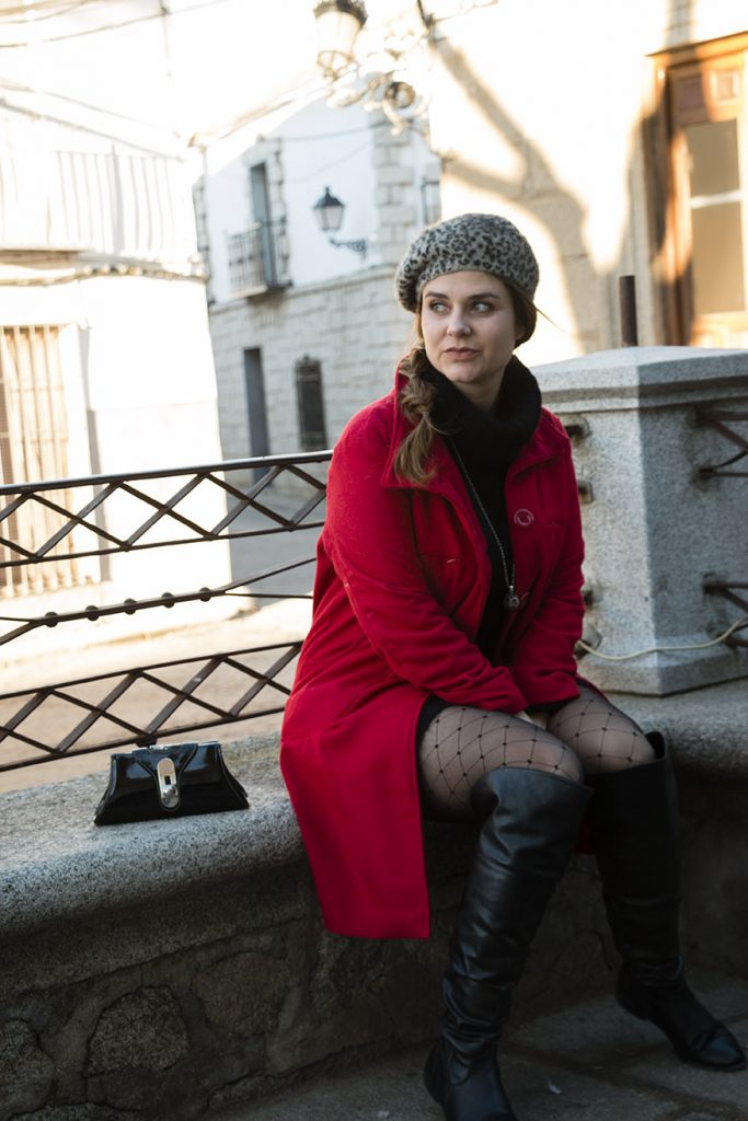 look french girl, abrigo rojo-boina y lbd