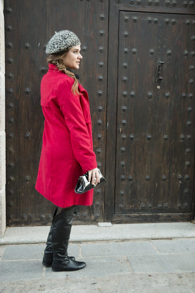 look french girl, abrigo rojo-boina y lbd