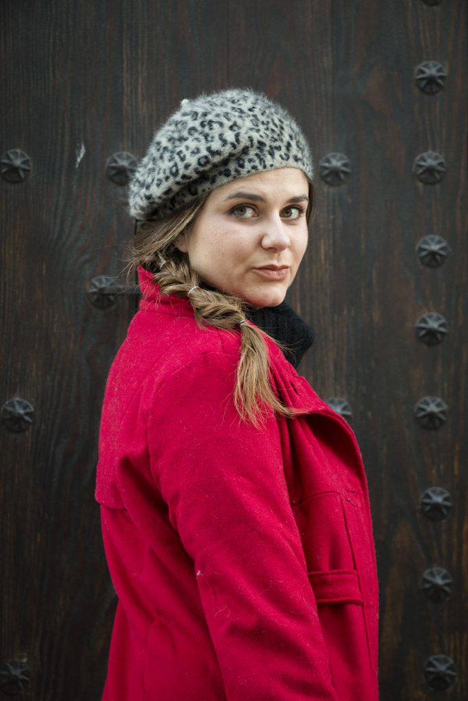 look french girl, abrigo rojo-boina y lbd