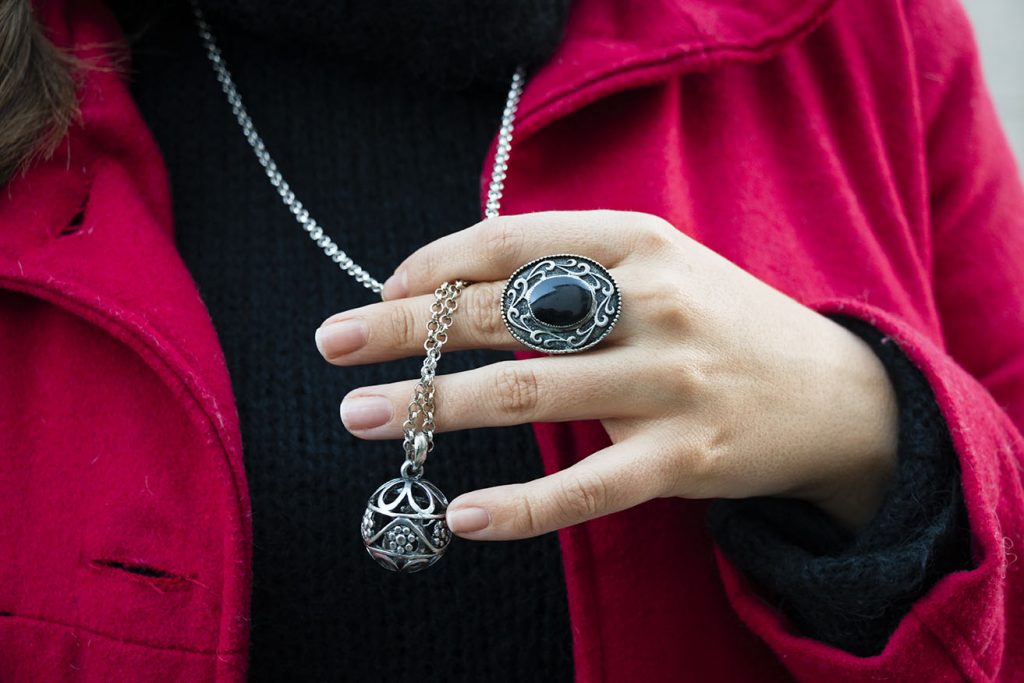 look french girl, abrigo rojo-boina y lbd