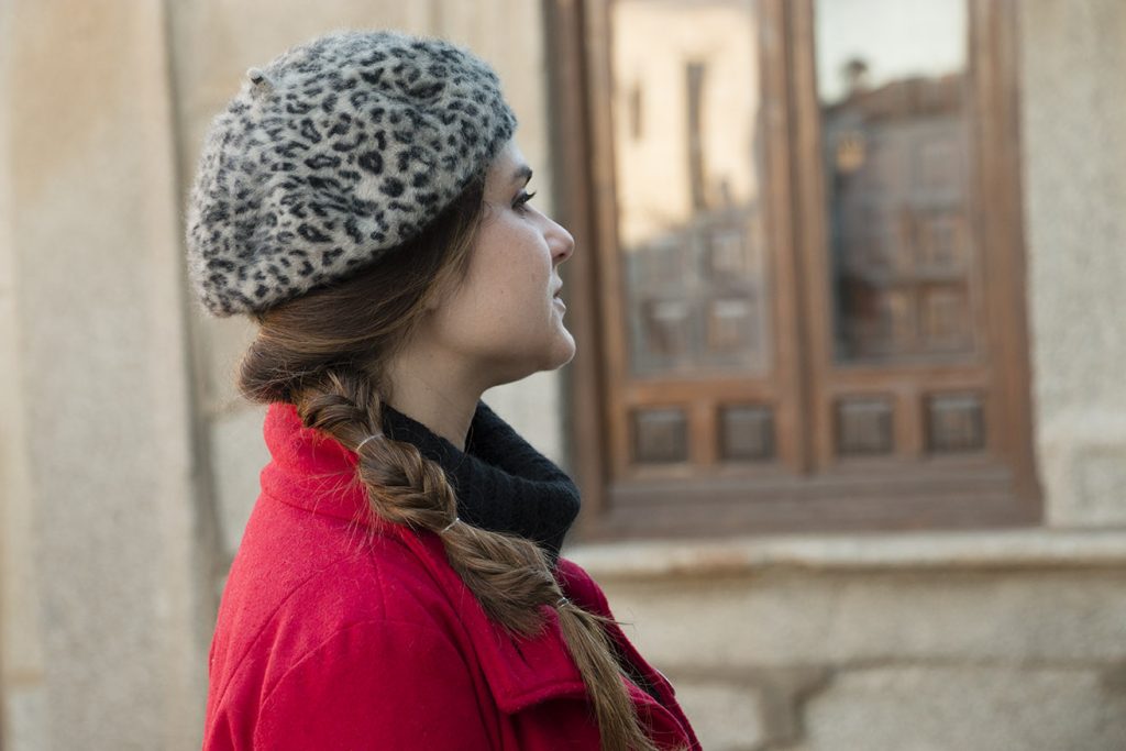 look french girl, abrigo rojo-boina y lbd