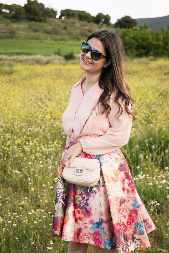 look primaveral, falda flores y camisa rosa 3