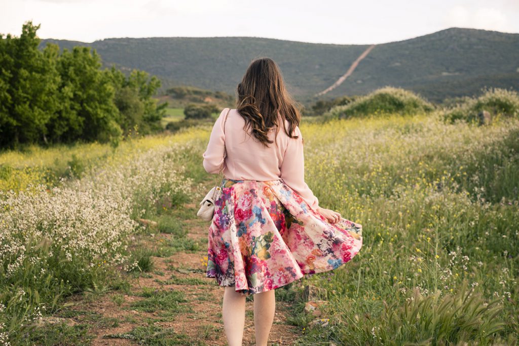 look primaveral, falda flores y camisa rosa 4