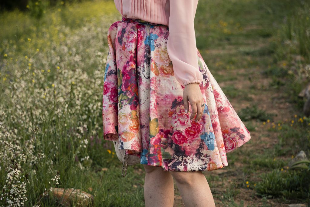 look primaveral, falda flores y camisa rosa 2