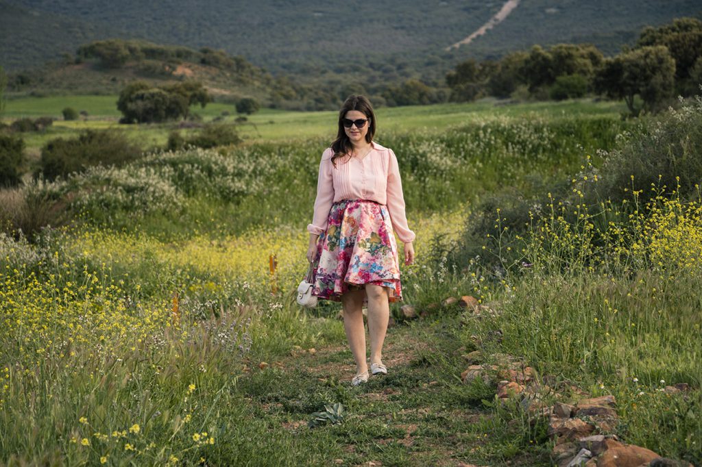 look primaveral, falda flores y camisa rosa 7