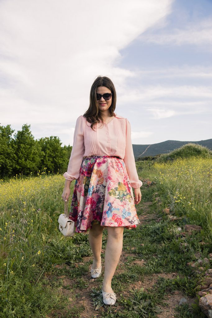 look primaveral, falda flores y camisa rosa 1