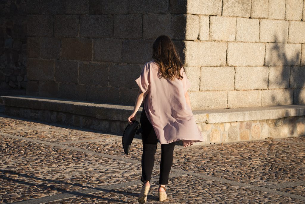 Look premamá básico en negro y nude