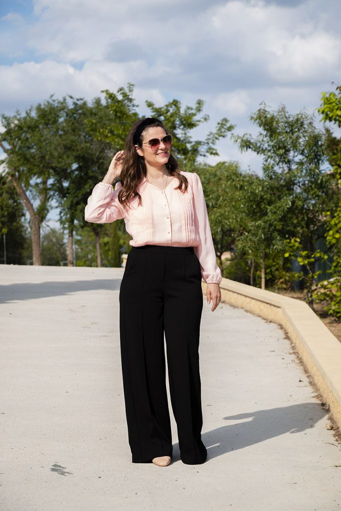 wide leg negro con camisa rosa