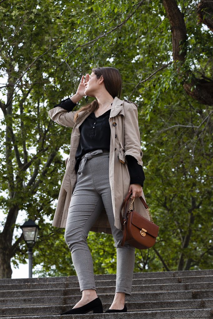 look con pantalón paper bag y gabardina