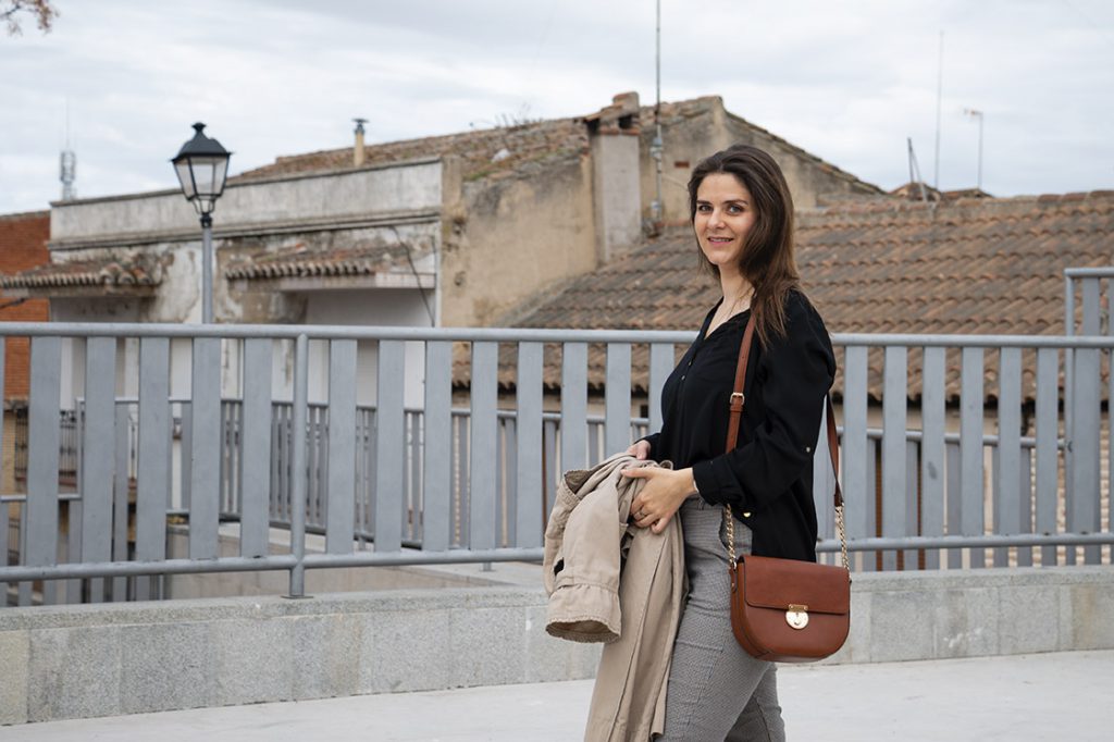 pantalón paper bag con blusa negra