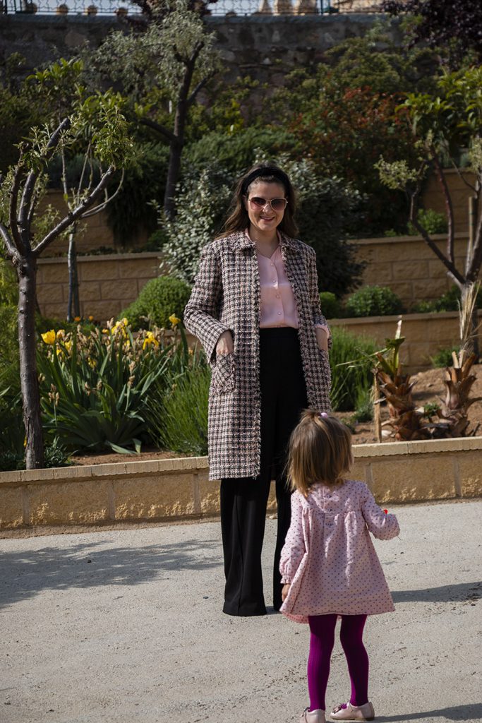 wide leg negro con abrigo chanel, Vera con vestido The little king