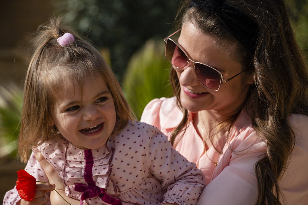 Vera sonriendo con Vestido de Little King